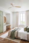 Ventilateur de plafond design POROS, blanc et pales bois, lumière chaude, app Tuya & télécommande
