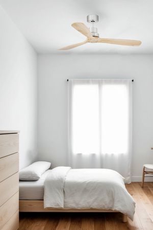 Ventilateur de plafond LANTAU en bois clair– Design, silence et performance